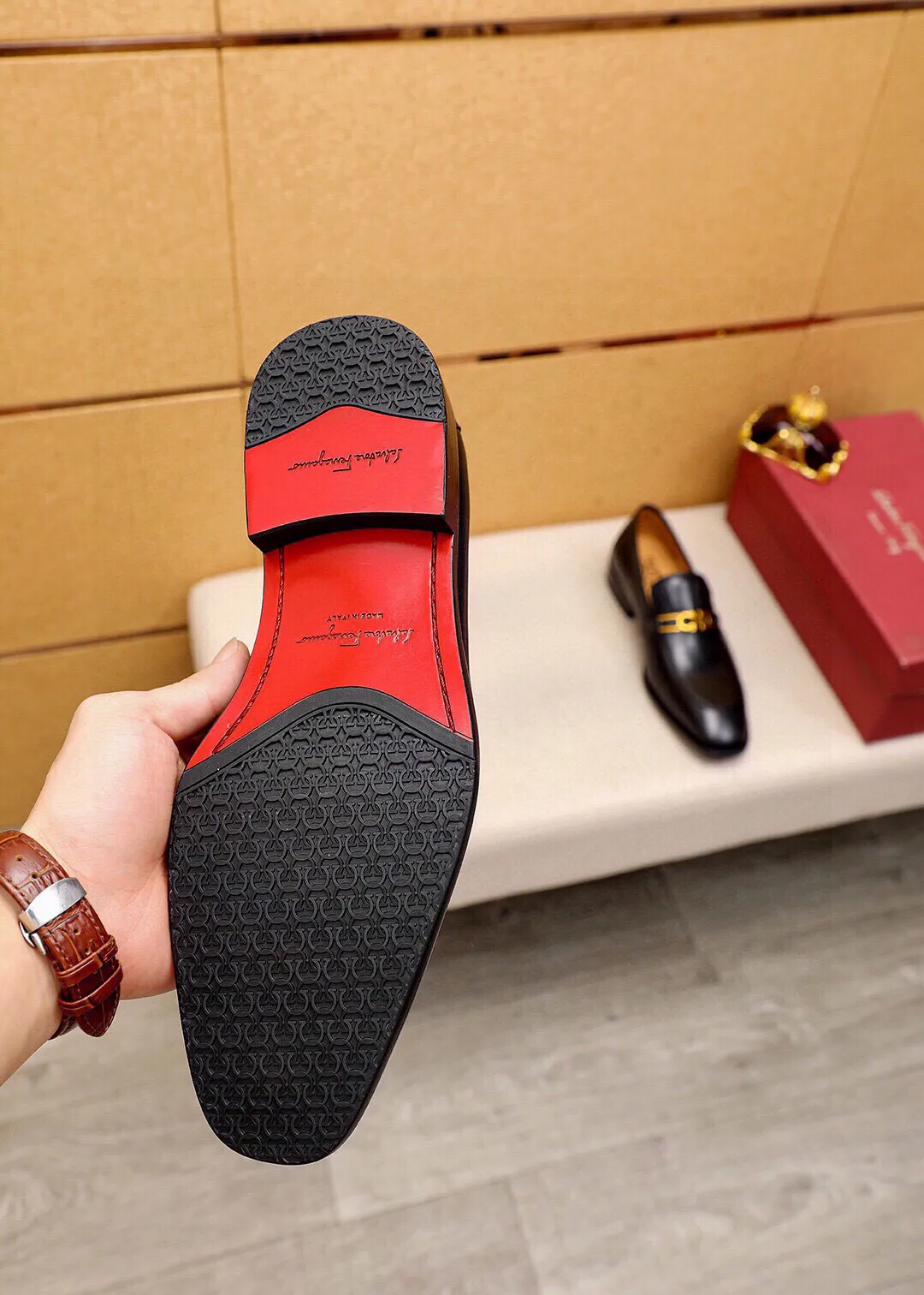 Men's shoes 💰460 💐 Product trademark: Ferragamo "Ferragamo" casual leather shoes Regular size: 38-44 (45🉑️customized) Product materials: Selected imported first-layer calfskin upper + luxury hardware buckle, imported water-dyed cow leather lining. Strong three-dimensional visual effect, original outsole color: 2 colors available